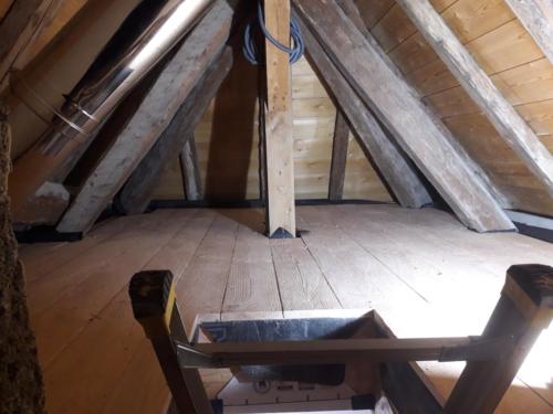 Plancher de comble perdu, en douglas brut de sciage