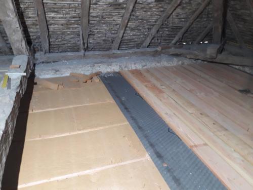 Pose d'un plancher en douglas brut de sciage sur isolation de comble perdu