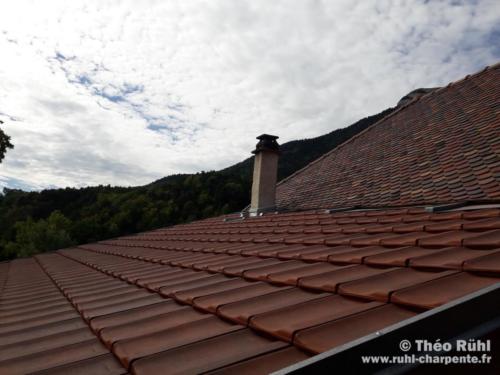 Toiture mixte, tuiles écailles panachées en haut et tuiles Terreal Santenay en bas