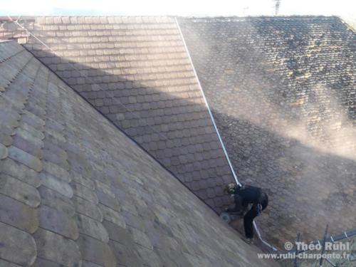 Découpe de tuiles dans une noue